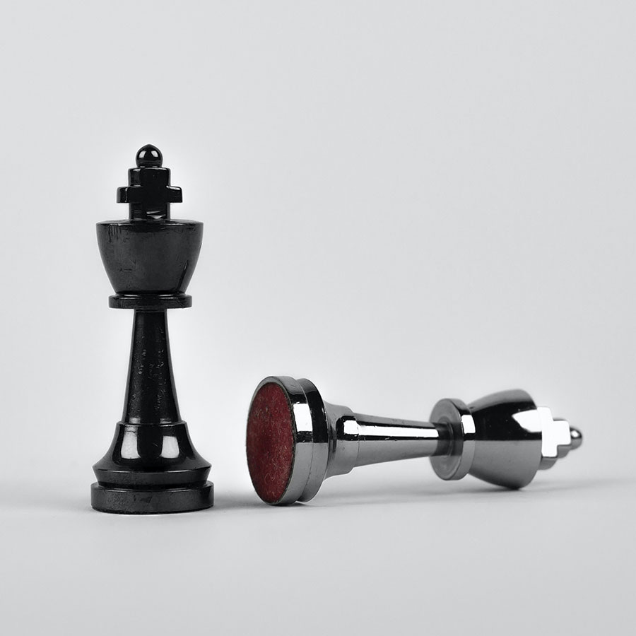 Dos piezas de ajedrez representando la estrategia de ventas